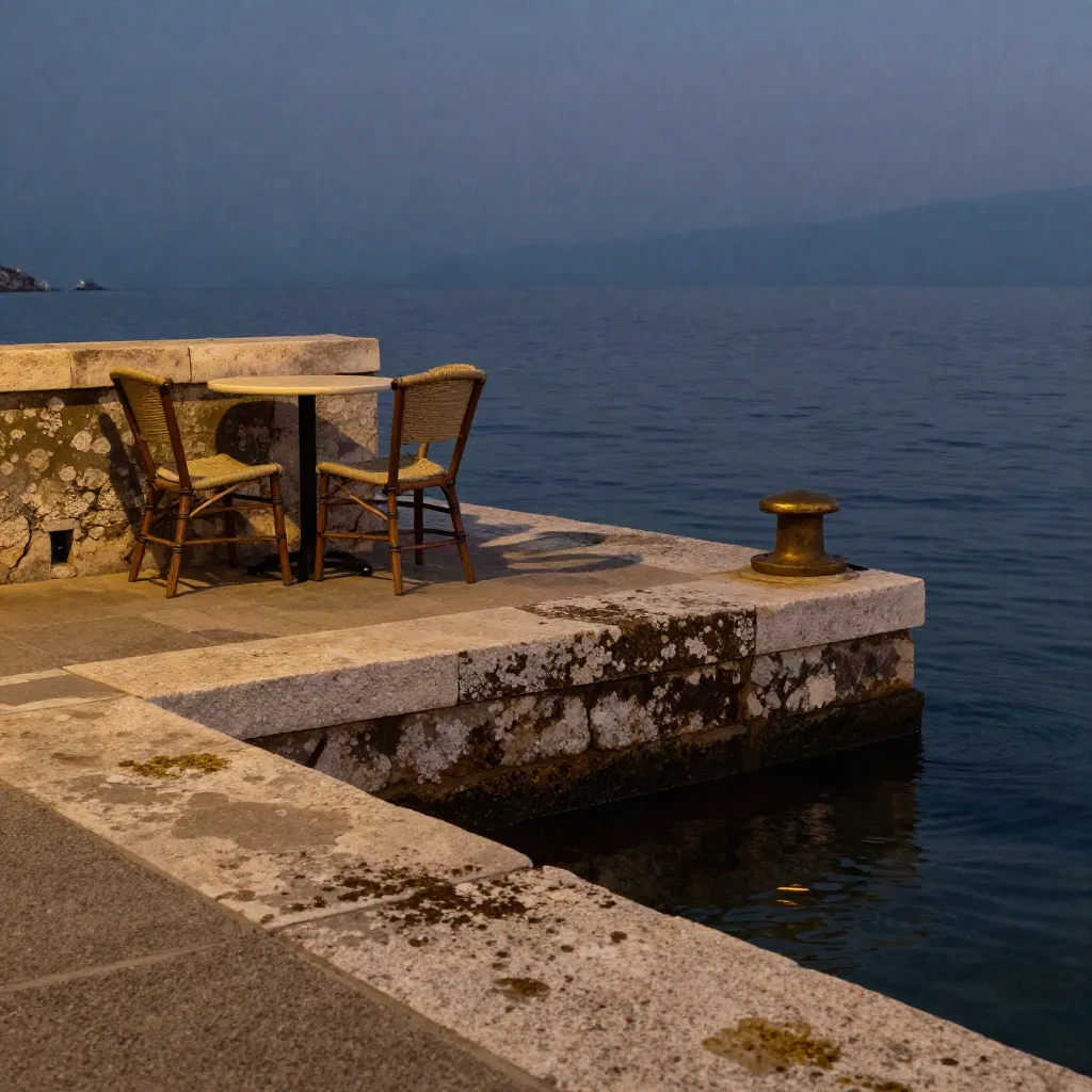 Abendstimmung am Ascona-Hafen mit leeren Caféstühlen und glitzerndem Wasser.
